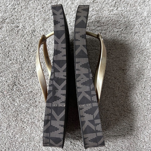 🔸Michael Kors Platform Flip Flops - Picture 4 of 12